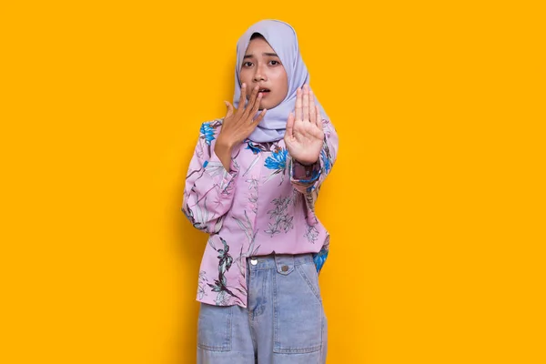 Bela Jovem Muçulmano Mão Mulher Fazendo Sinal Parada Com Expressão — Fotografia de Stock