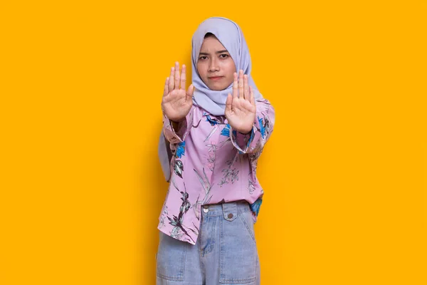 Beautiful Young Muslim Woman Hand Doing Stop Sign Serious Expression — Fotografia de Stock