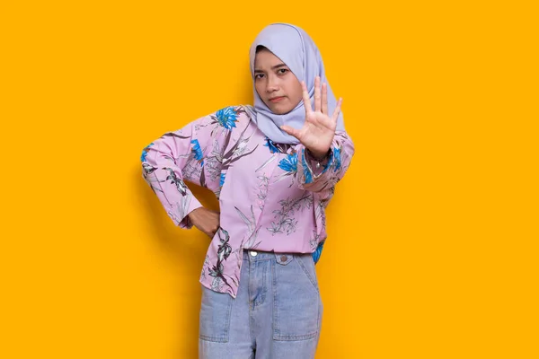 Schöne Junge Muslimische Frau Hand Tun Stoppschild Mit Ernstem Ausdruck — Stockfoto