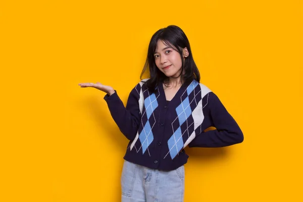 Młoda Azjatycka Kobieta Wskazując Palcami Różnych Kierunkach Izolowane Żółtym Tle — Zdjęcie stockowe