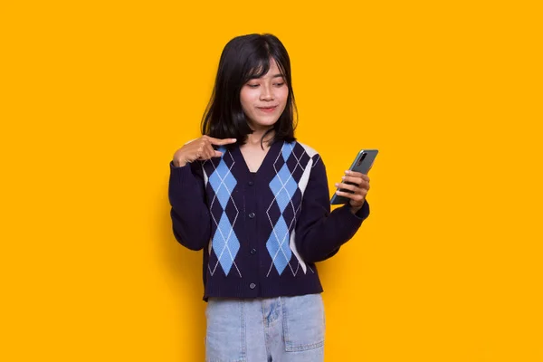 Sarı Arka Planda Cep Telefonu Kullanan Mutlu Genç Asyalı Güzel — Stok fotoğraf