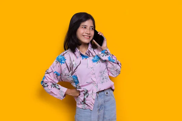 Happy Young Asian Beautiful Woman Using Mobile Phone Isolated Yellow — Φωτογραφία Αρχείου