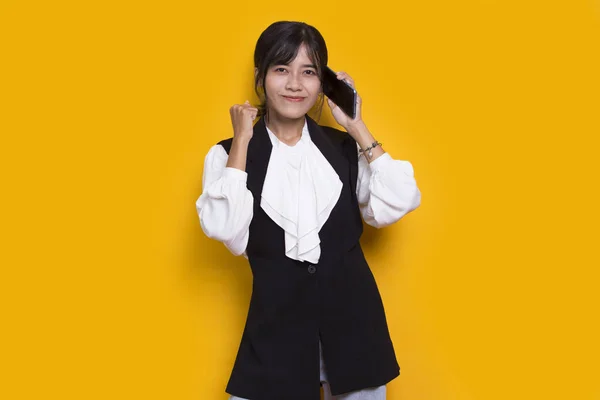 Sarı Arka Planda Cep Telefonu Kullanan Mutlu Genç Asyalı Güzel — Stok fotoğraf