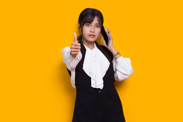 Щаслива Молода Азіатська Красива Жінка Допомогою Мобільного Телефону Ізольована Жовтому — стокове фото