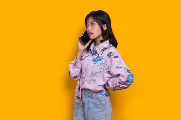 Божевільна Шокована Молода Азіатська Красива Жінка Допомогою Мобільного Телефону Ізольована — стокове фото