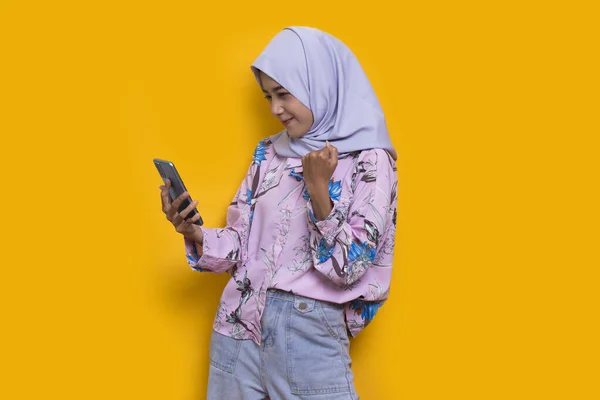 Щаслива Молода Азіатська Красива Мусульманка Допомогою Мобільного Телефону Ізольована Жовтому — стокове фото