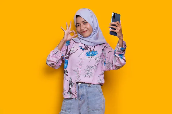 Happy Young Asian Beautiful Muslim Woman Using Mobile Phone Isolated — Stock Photo, Image