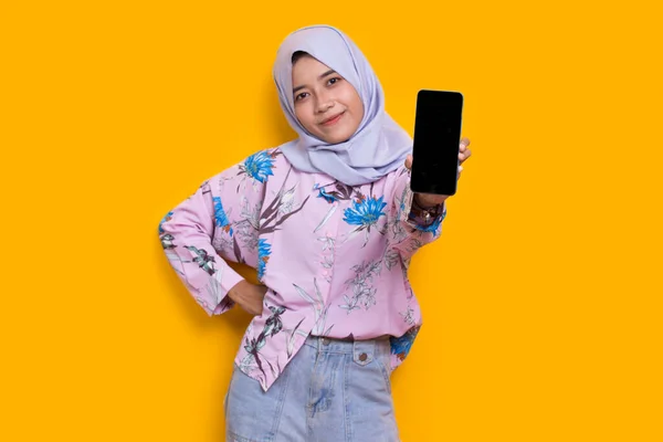 Молодая Красивая Азиатская Мусульманка Демонстрирует Мобильный Телефон Изолирован Белом Фоне — стоковое фото