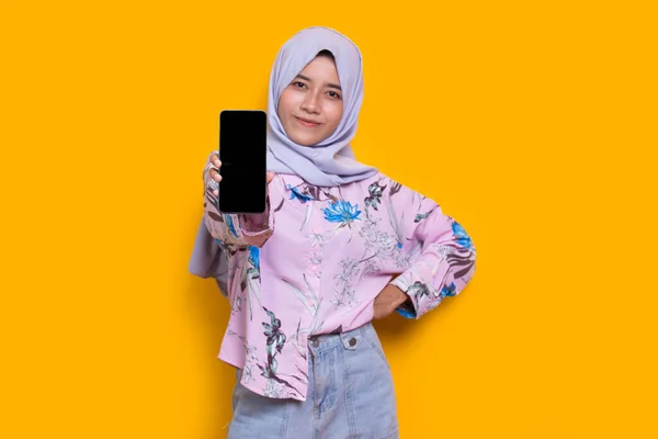 若いアジア系ムスリム女性が携帯電話を白地に隔離し — ストック写真