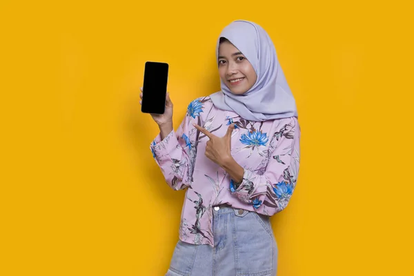 Молода Красива Азіатська Мусульманка Демонструє Мобільний Телефон Ізольовано Білому Тлі — стокове фото