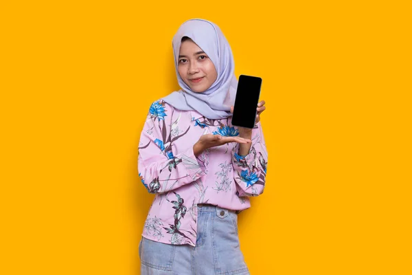 Молода Красива Азіатська Мусульманка Демонструє Мобільний Телефон Ізольовано Білому Тлі — стокове фото