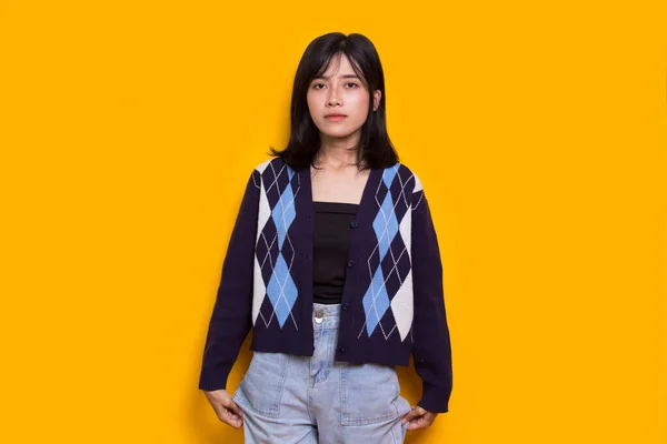 Portret Van Schattig Mooi Jong Aziatisch Vrouw Geïsoleerd Gele Achtergrond — Stockfoto