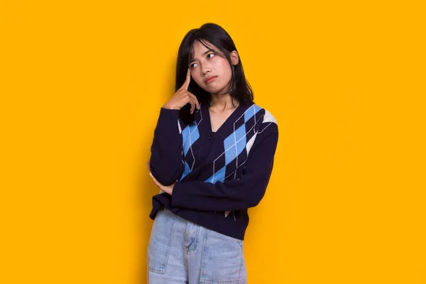 Young Beautiful Asian Woman Thinking Idea Isolated Yellow Background — ストック写真