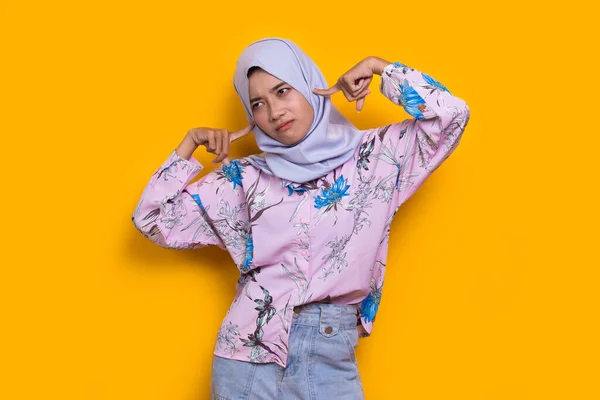 Young Asian Muslim Woman Covering Both Ears Hands Isolated Yellow — ストック写真