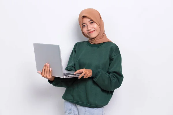 Ásia Muçulmano Hijab Mulher Usando Seu Laptop Computador Isolado Branco — Fotografia de Stock