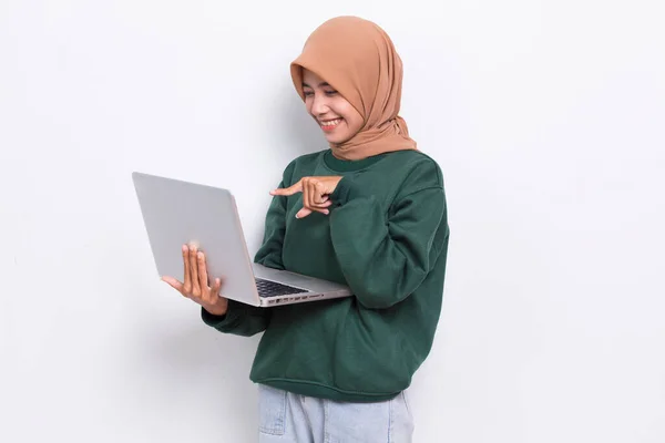 Asiatico Musulmano Hijab Donna Utilizzando Suo Computer Portatile Isolato Sfondo — Foto Stock