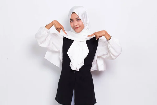 Šťastný Mladý Asijský Muslim Obchodní Žena Ukazující Prsty Různých Směrů — Stock fotografie