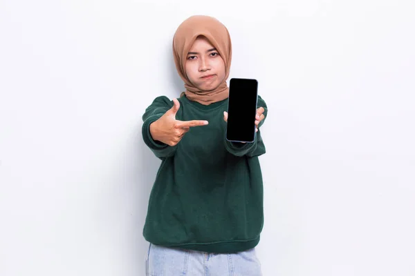 Ung Vacker Asiatisk Muslimsk Kvinna Demonstrera Mobiltelefon Isolerad Vit Bakgrund — Stockfoto