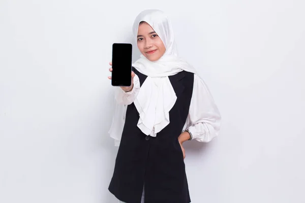 Jong Bedrijf Aziatische Moslim Vrouw Demonstreren Mobiele Telefoon Geïsoleerd Witte — Stockfoto