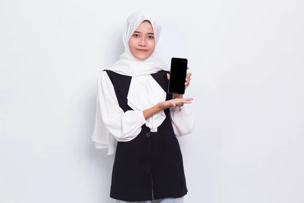Fiatal Üzleti Ázsiai Muszlim Bemutató Mobiltelefon Elszigetelt Fehér Háttér — Stock Fotó