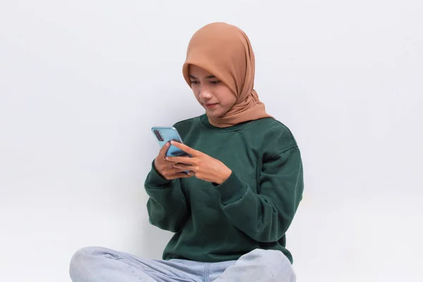 Shock Sad Young Asian Beautiful Muslim Woman Using Mobile Phone — Fotografia de Stock