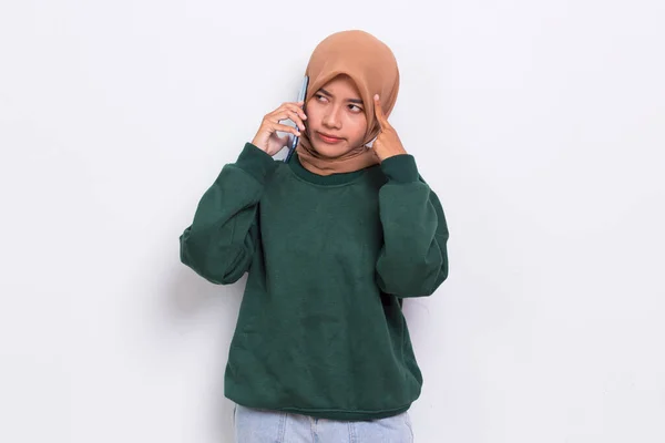 Shock Sad Young Asian Beautiful Muslim Woman Using Mobile Phone — Stockfoto