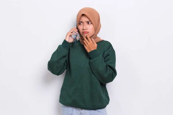 Shock Sad Young Asian Beautiful Muslim Woman Using Mobile Phone — Stockfoto