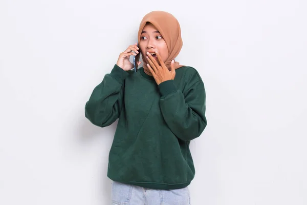 Shock Sad Young Asian Beautiful Muslim Woman Using Mobile Phone — Fotografia de Stock