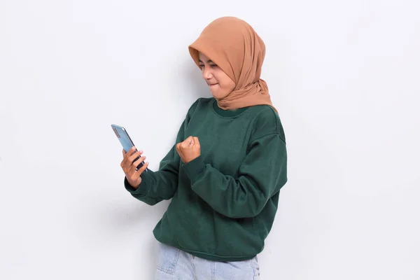 Boldog Fiatal Ázsiai Gyönyörű Muszlim Segítségével Mobiltelefon Elszigetelt Fehér Háttér — Stock Fotó