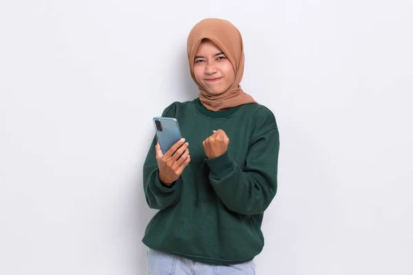 Glücklich Junge Asiatische Schöne Muslimische Frau Mit Handy Isoliert Auf — Stockfoto