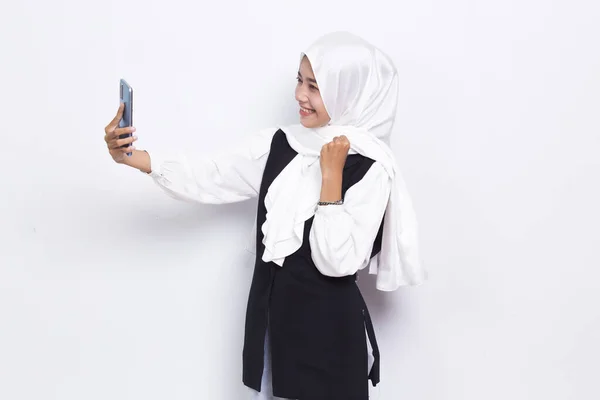 Boldog Fiatal Ázsiai Gyönyörű Muszlim Segítségével Mobiltelefon Elszigetelt Fehér Háttér — Stock Fotó
