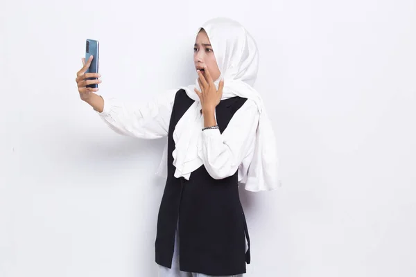 Shock Young Asian Business Muslim Woman Using Mobile Phone Isolated — стоковое фото