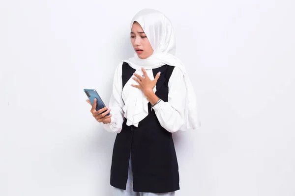 Shock Young Asian Business Muslim Woman Using Mobile Phone Isolated — Foto Stock
