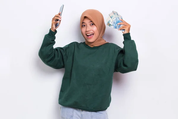 Азійська Жінка Муслім Показує Гроші Тримає Мобільний Телефон Ізольований Білому — стокове фото