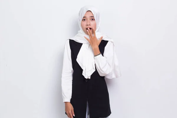 Jong Aziatische Mooi Moslim Vrouw Geschokt Bedekking Mond Met Handen — Stockfoto