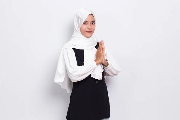 Young Asian Beautiful Muslim Woman Show Welcome Gesture Applause Isolated — Fotografia de Stock