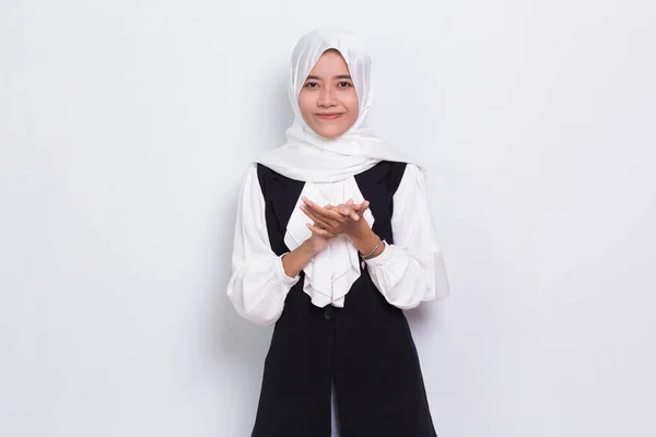 Young Asian Beautiful Muslim Woman Show Welcome Gesture Applause Isolated —  Fotos de Stock