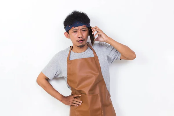 Shock Asian Man Barista Bartender Waitress Using Mobile Smartphone Isolated — Stock fotografie