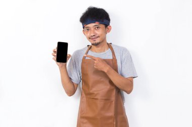 Mutlu Asyalı genç adam barmen ya da garson kız beyaz arka planda cep telefonu gösterisi yapıyor.