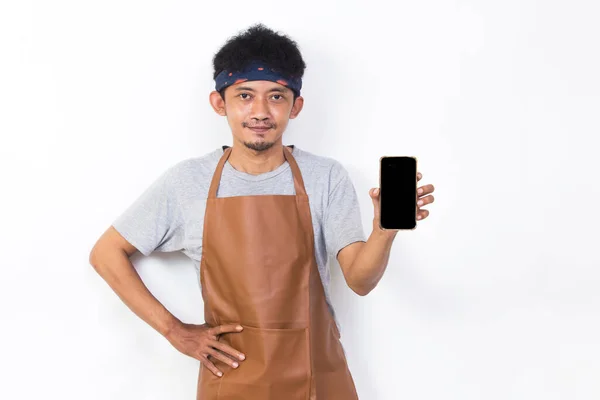 Vrolijke Vrolijke Jonge Aziatische Man Barista Barman Serveerster Demonstreren Mobiele — Stockfoto