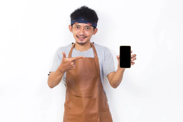 Vrolijke Vrolijke Jonge Aziatische Man Barista Barman Serveerster Demonstreren Mobiele — Stockfoto