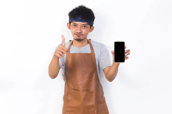 Счастливый Молодой Азиатский Мужчина Бармен Официантка Демонстрирует Мобильный Телефон Белом — стоковое фото