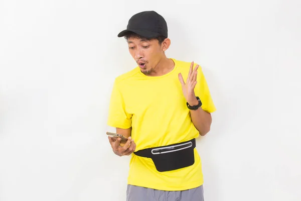 Азиатский Спортивный Человек Помощью Мобильного Телефона Изолированы Белом Фоне — стоковое фото