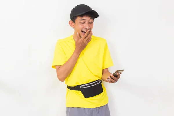 Азиатский Спортивный Человек Помощью Мобильного Телефона Изолированы Белом Фоне — стоковое фото