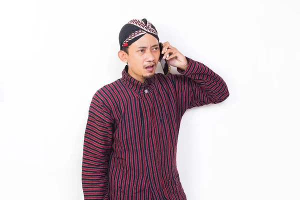 Happy Joyful Asian Man Javanese Traditional Cloth Lurik Using Mobile — Stock Photo, Image