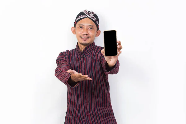 Азиатский Мужчина Японской Традиционной Тканью Lurik Демонстрации Мобильный Телефон Изолирован — стоковое фото