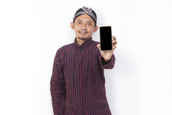 Asian Man Javanese Traditional Cloth Lurik Demonstrating Mobile Cell Phone — Stok fotoğraf