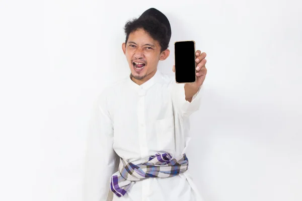 Happy Asian Muslim Man Portrait Showing Demonstrating Mobile Phone Screen — Stockfoto