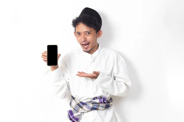 Happy Asian Muslim Man Portrait Showing Demonstrating Mobile Phone Screen — Stockfoto