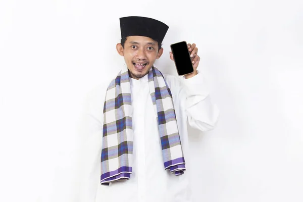 Happy Asian Muslim Man Portrait Showing Demonstrating Mobile Phone Screen — Fotografia de Stock